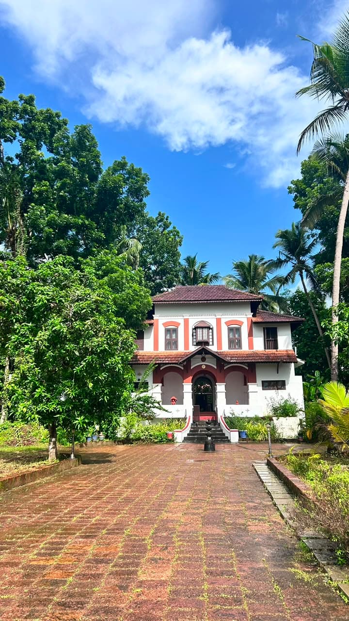 Villa De 1945 seen from its tree-lined brick approach