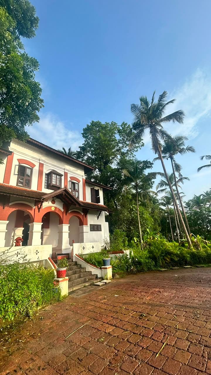 The arched verandah bays of Villa De 1945 in morning light